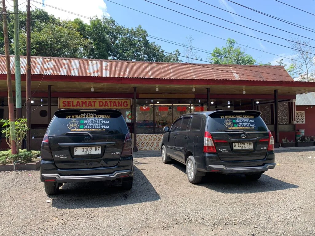 Depan Rumah Makan Kelok Indah